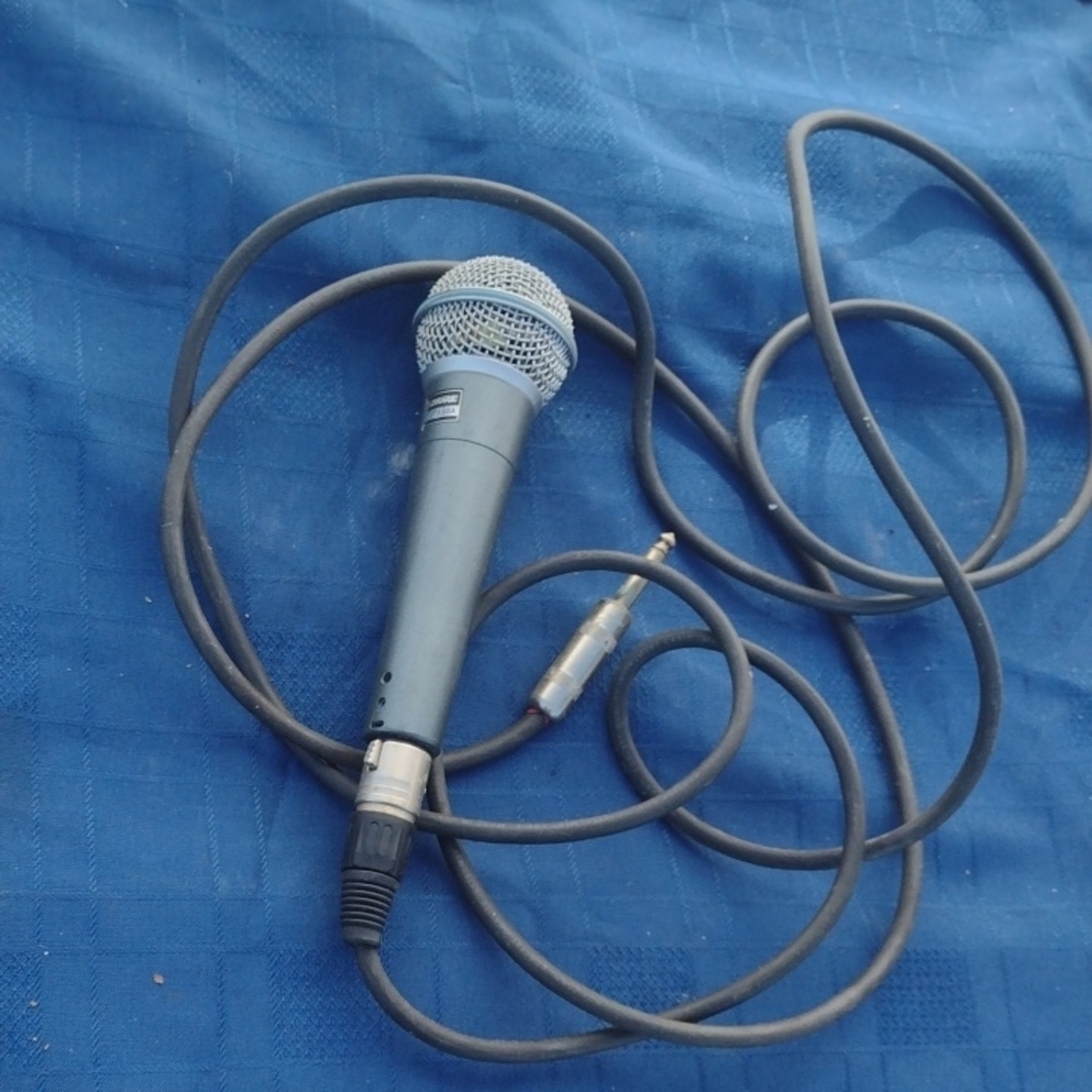 Shure Dynamic Black Wired Microphone